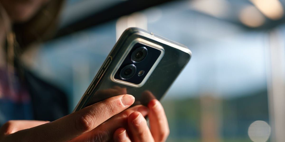 スマートフォンで写真を見る手元