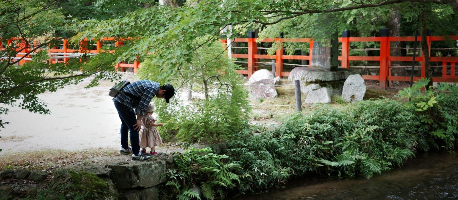 神社の境内で子どもと過ごす日本の親子