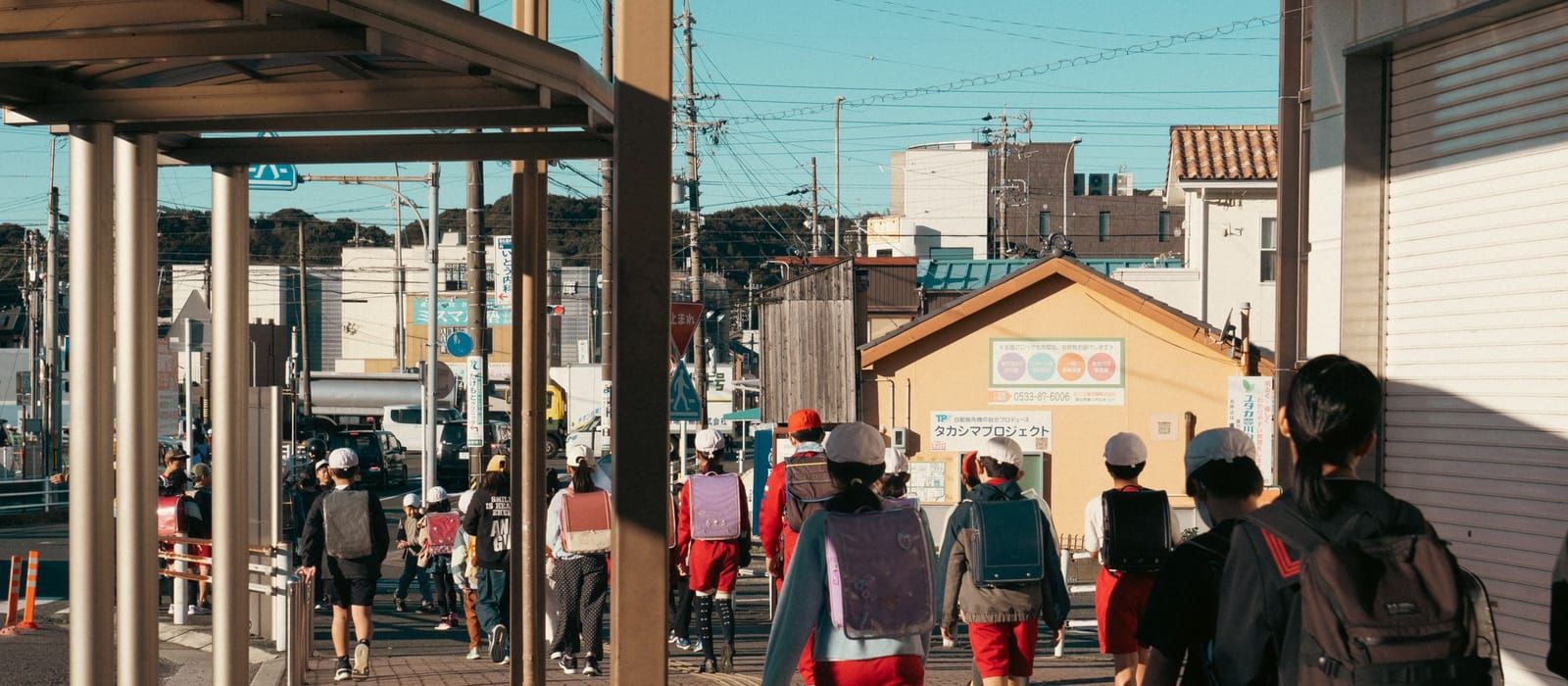 ランドセルを背負って下校する日本の小学生たち